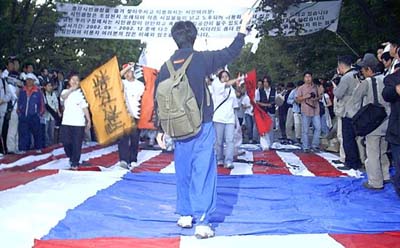 미국 성조기를 밟으며 거리행진에 나서고 있는 학생들. 